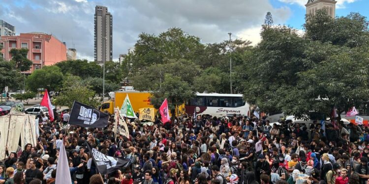 Em ato na capital paulista, estudantes criticam políticas educacionais