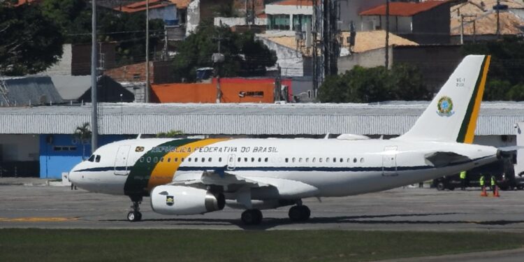 Lula desembarca em Sergipe para anúncio de investimentos da Petrobras e visitas a hospitais