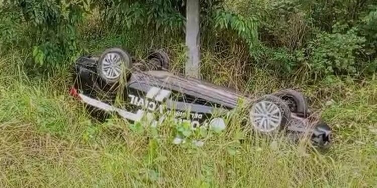 Viatura da Polícia Civil de Sergipe perde controle e capota em Riachuelo