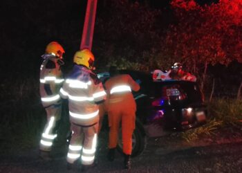 Carro bate em poste e deixa dois feridos na SE-100 na Barra dos Coqueiros