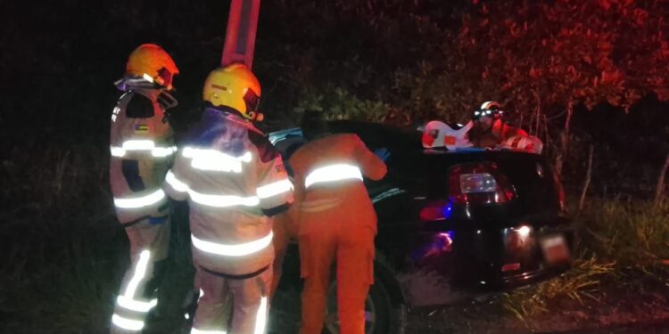 Carro bate em poste e deixa dois feridos na SE-100 na Barra dos Coqueiros