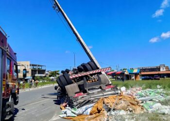 Caminhão tomba e atinge poste de energia em Nossa Senhora do Socorro