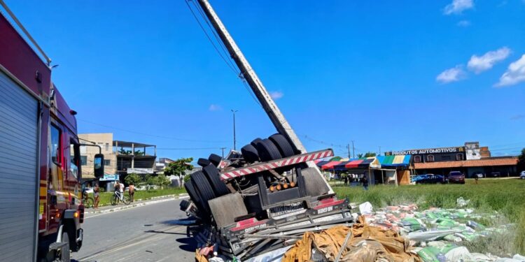 Caminhão tomba e atinge poste de energia em Nossa Senhora do Socorro