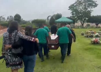 Familiares e amigos se despedem em Aracaju de policial morto por colega dentro de viatura em Alagoas