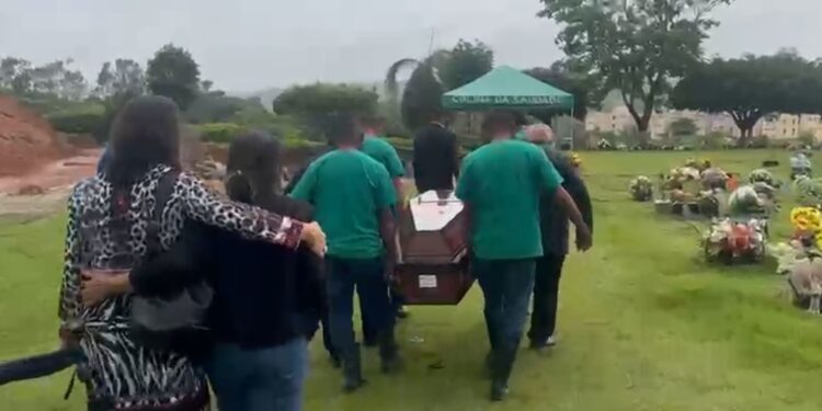 Familiares e amigos se despedem em Aracaju de policial morto por colega dentro de viatura em Alagoas