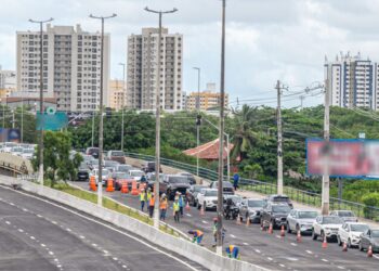 Trânsito no viaduto do Complexo Viário Maria do Carmo em Aracaju é liberado