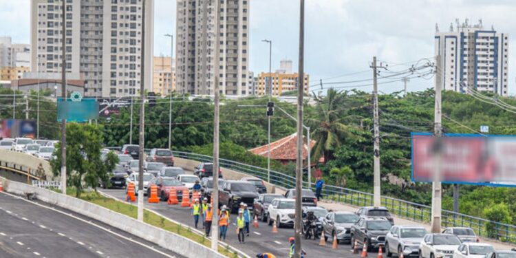 Trânsito no viaduto do Complexo Viário Maria do Carmo em Aracaju é liberado