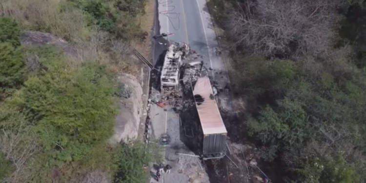 BR-251 é liberada após mais de 11 horas interditada por acidente com oito mortos