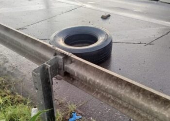 Mulher morre ao ser atingida por pneu que se soltou de ônibus em Propriá