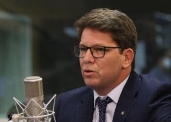 Ex-assessora que denuncia rachadinha recebeu R$ 237 mil em gabinete de Mario Frias