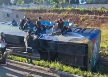 Ônibus com estudantes tomba após batida na BR-101 em São Cristóvão