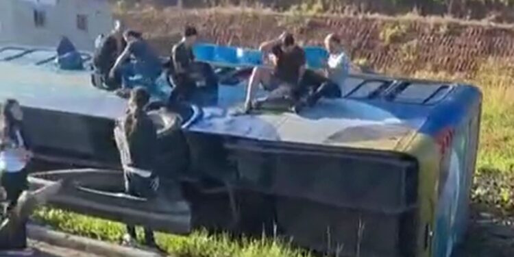 Ônibus com estudantes tomba após batida na BR-101 em São Cristóvão