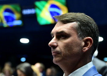 Flávio Bolsonaro pede que STF declare Moraes suspeito em processos ligados a Vorcaro