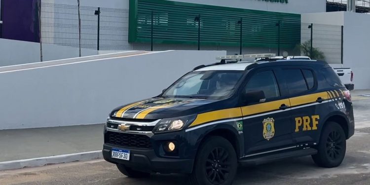 Homem é preso após sequestrar ex-companheira na BR-101 em São Cristóvão