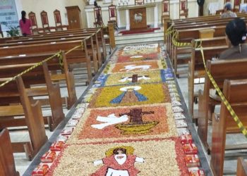 Tradicionais tapetes de Corpus Christi são montados por católicos em Sergipe