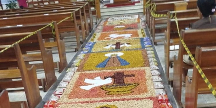 Tradicionais tapetes de Corpus Christi são montados por católicos em Sergipe